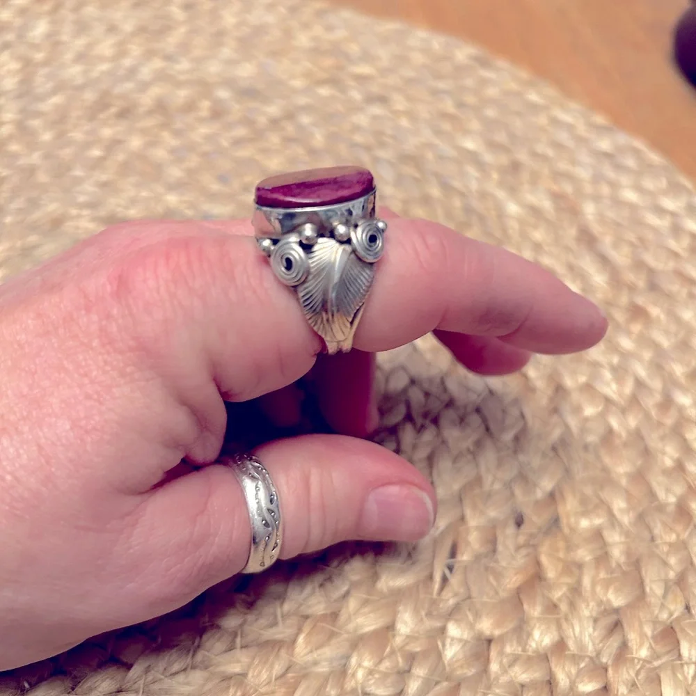 Native American Sterling Ring with Sugilite - signed - Picture 5 of 6